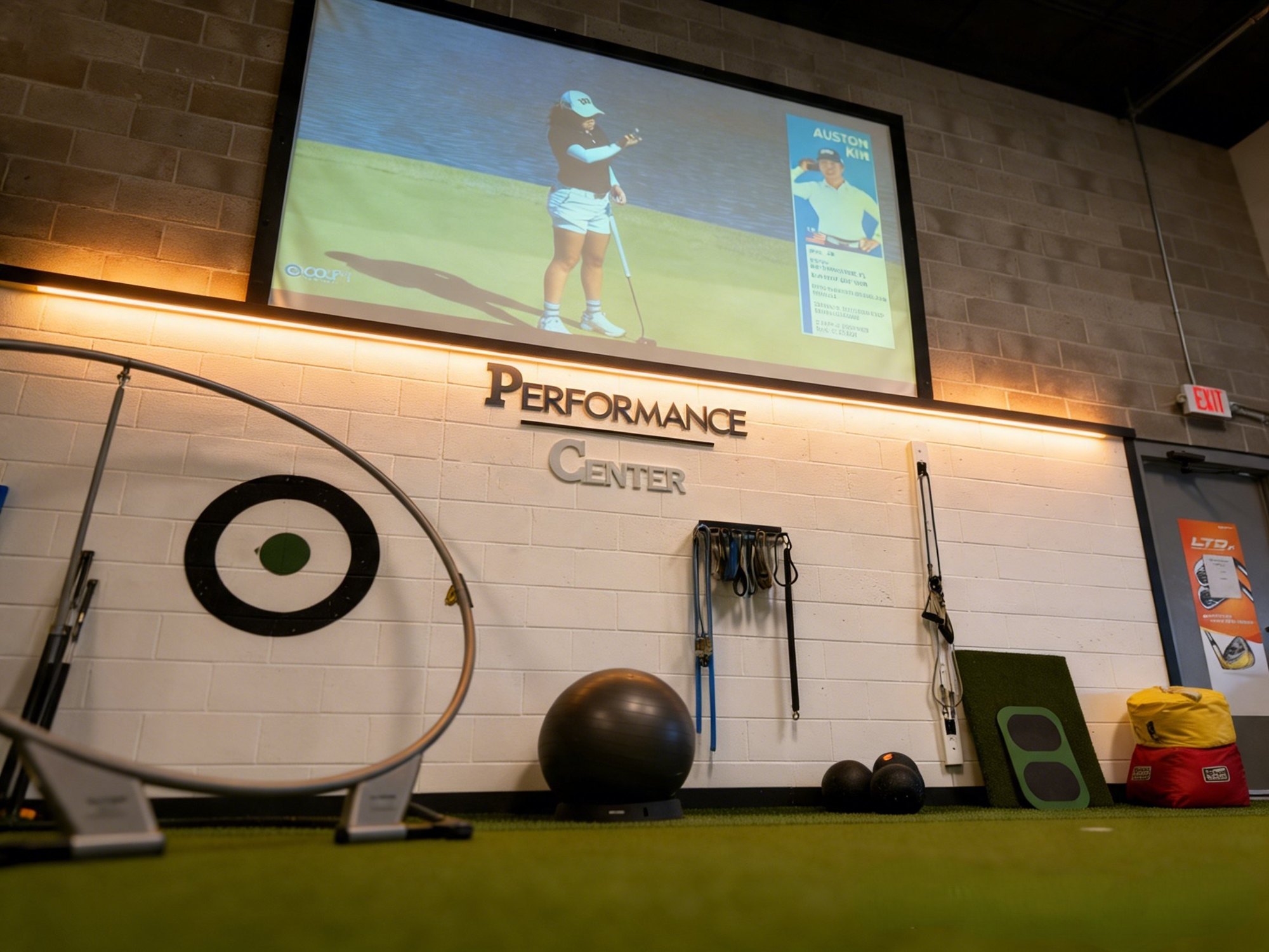 Performance Center training equipment and screen at Full Circle Golf